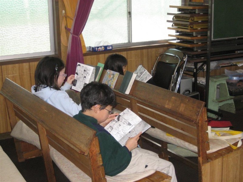 Koriyama Baptist Church - Kids Reading Manga